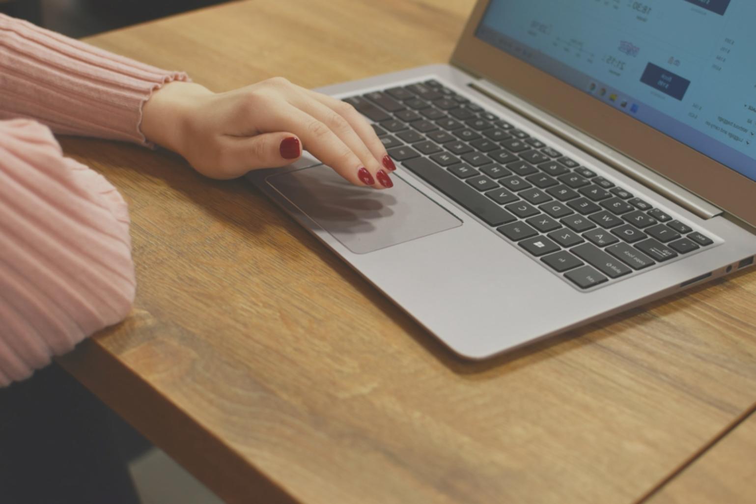 Sesi pembelajaran pemodelan keuangan dengan instruktur berpengalaman