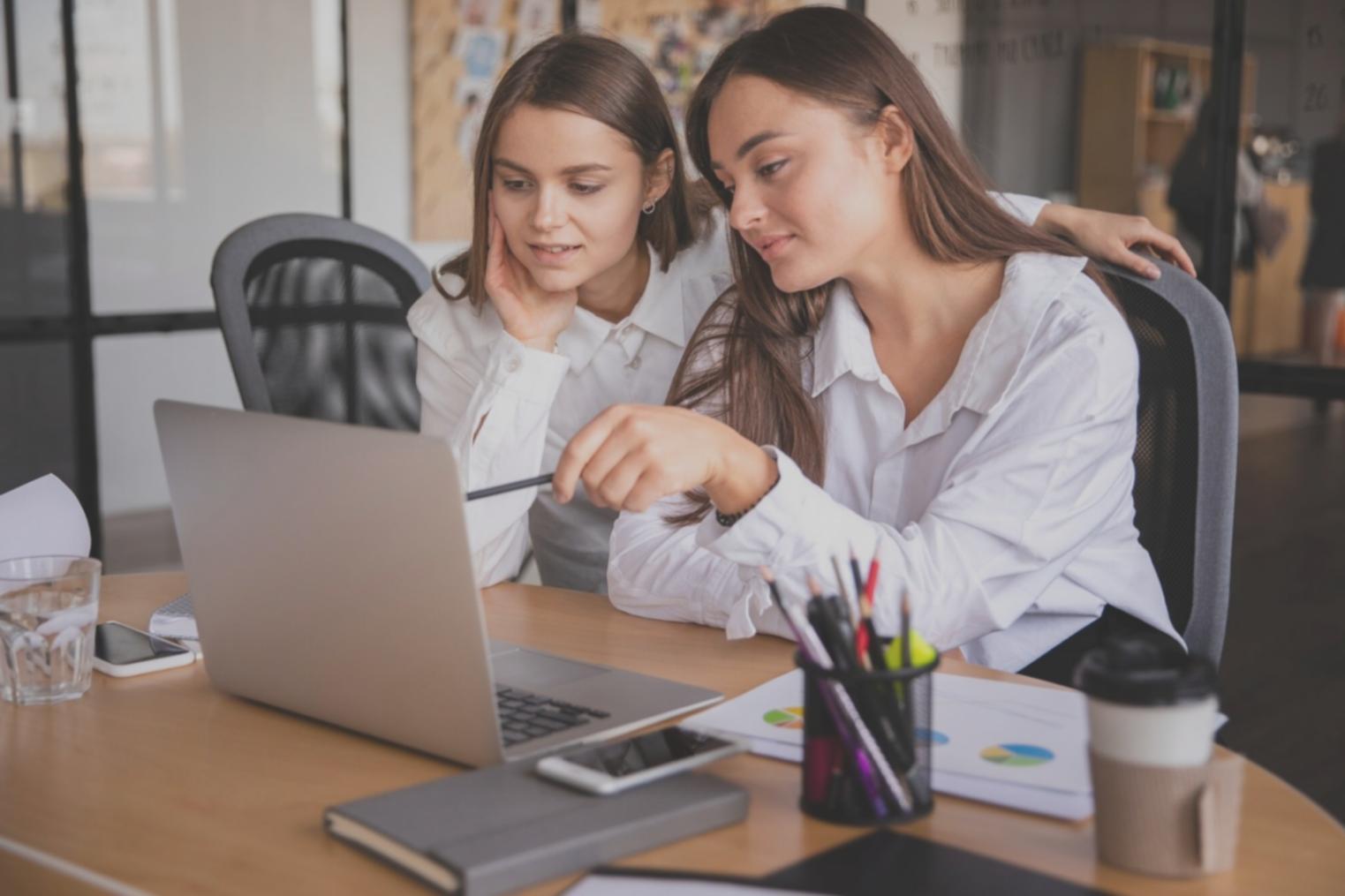 Suasana pembelajaran interaktif dengan data finansial real-time