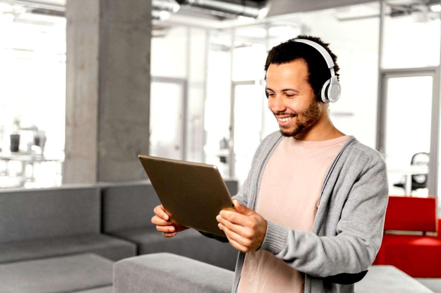 Dashboard analisis finansial dengan berbagai metrik kinerja perusahaan