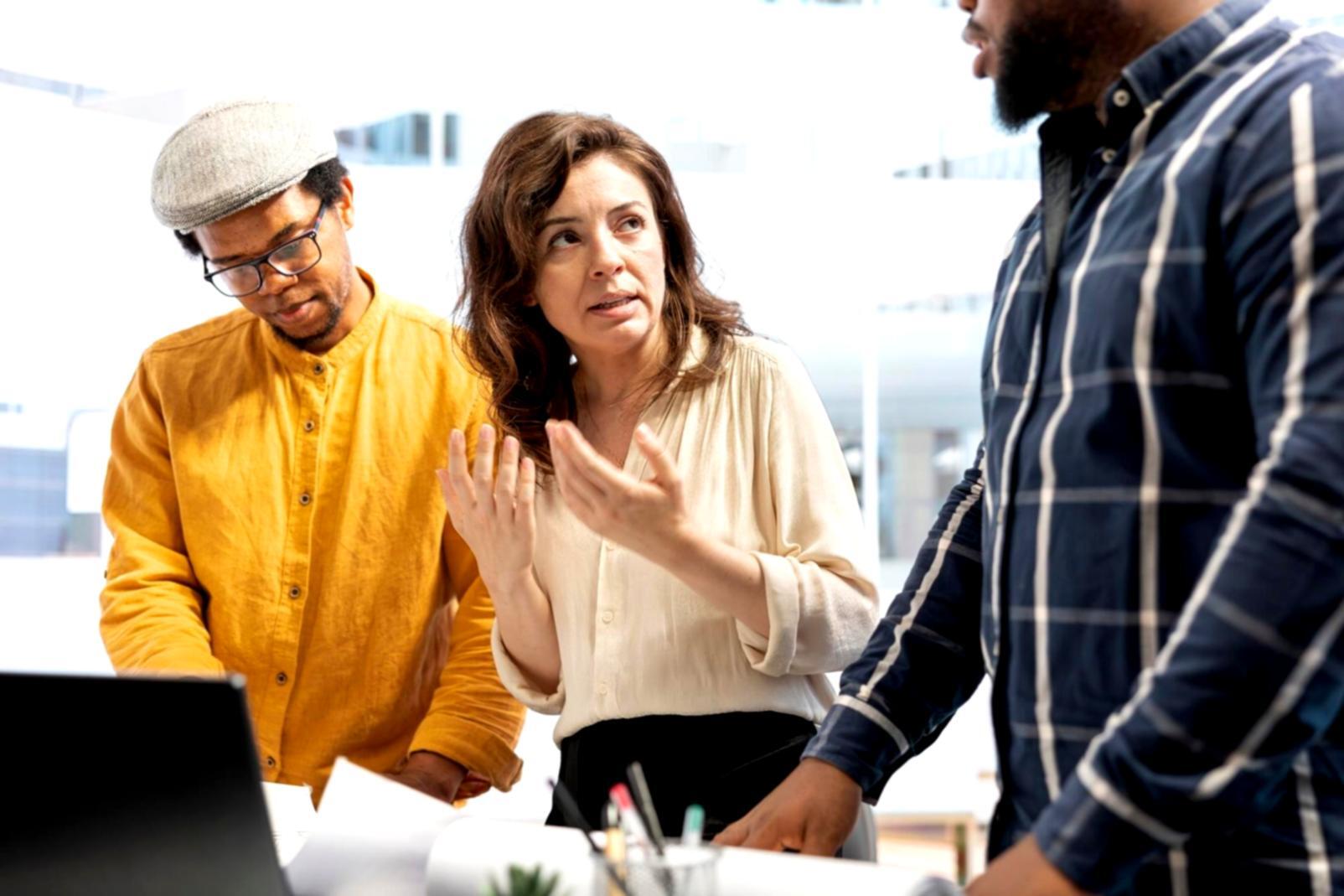 Suasana pembelajaran financial modeling dengan laptop dan dokumentasi