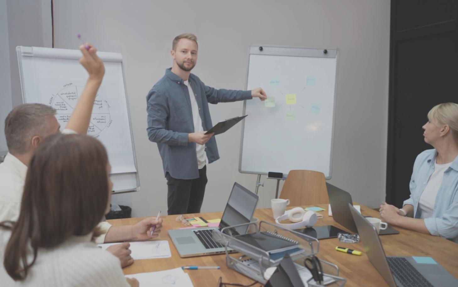 Dashboard analisis keuangan dengan grafik dan tren data